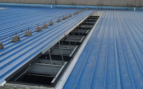 某城市大型商业综合体中庭酒泉排烟窗工程